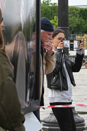 Violence following the Bayern PSG match Yann Arthus Bertrands exhibition on living together was vandalized at Place de la Concorde Volunteers are helping him put everything back in place The photographer apologized on social networks for seeing his panels littering the ground, before thanking the volunteers who came to help him put them back in place on Thursday morning 07 05 2026 Paris, FRANCE Lionel Urman Bestimage Violence following the Bayern PSG match Yann Arthus Bertrands exhibition on living together was vandalized at Place de la Concorde Volunteers are helping him put everything back in place The photographer expressed his dismay on social media at seeing his display panels strewn across the ground He went on to thank the volunteer  Copyright: xLIONELxURMANxx xBESTIMAGExLIONELxURMANxx xBESTIMAGEx