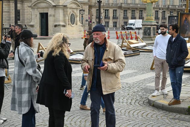 Violence following the Bayern PSG match Yann Arthus Bertrands exhibition on living together was vandalized at Place de la Concorde Volunteers are helping him put everything back in place The photographer apologized on social networks for seeing his panels littering the ground, before thanking the volunteers who came to help him put them back in place on Thursday morning 07 05 2026 Paris, FRANCE Lionel Urman Bestimage Violence following the Bayern PSG match Yann Arthus Bertrands exhibition on living together was vandalized at Place de la Concorde Volunteers are helping him put everything back in place The photographer expressed his dismay on social media at seeing his display panels strewn across the ground He went on to thank the volunteer  Copyright: xLIONELxURMANxx xBESTIMAGExLIONELxURMANxx xBESTIMAGEx