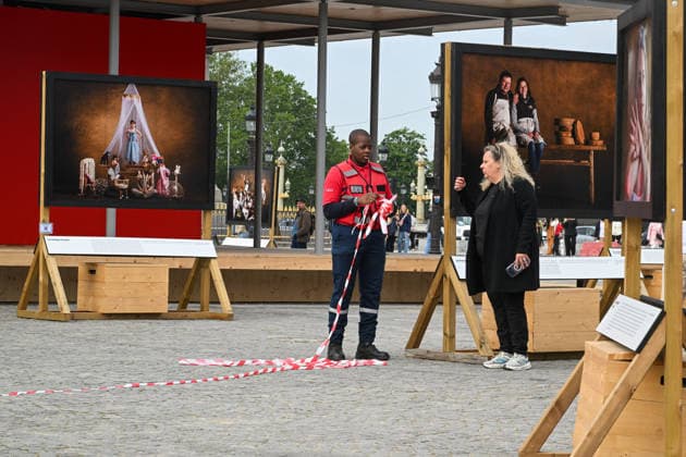 Violence following the Bayern PSG match Yann Arthus Bertrands exhibition on living together was vandalized at Place de la Concorde Volunteers are helping him put everything back in place The photographer apologized on social networks for seeing his panels littering the ground, before thanking the volunteers who came to help him put them back in place on Thursday morning 07 05 2026 Paris, FRANCE Lionel Urman Bestimage Violence following the Bayern PSG match Yann Arthus Bertrands exhibition on living together was vandalized at Place de la Concorde Volunteers are helping him put everything back in place The photographer expressed his dismay on social media at seeing his display panels strewn across the ground He went on to thank the volunteer  Copyright: xLIONELxURMANxx xBESTIMAGExLIONELxURMANxx xBESTIMAGEx