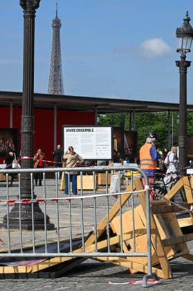 Violence following the Bayern PSG match Yann Arthus Bertrands exhibition on living together was vandalized at Place de la Concorde Volunteers are helping him put everything back in place The photographer apologized on social networks for seeing his panels littering the ground, before thanking the volunteers who came to help him put them back in place on Thursday morning 07 05 2026 Paris, FRANCE Lionel Urman Bestimage Violence following the Bayern PSG match Yann Arthus Bertrands exhibition on living together was vandalized at Place de la Concorde Volunteers are helping him put everything back in place The photographer expressed his dismay on social media at seeing his display panels strewn across the ground He went on to thank the volunteer  Copyright: xLIONELxURMANxx xBESTIMAGExLIONELxURMANxx xBESTIMAGEx