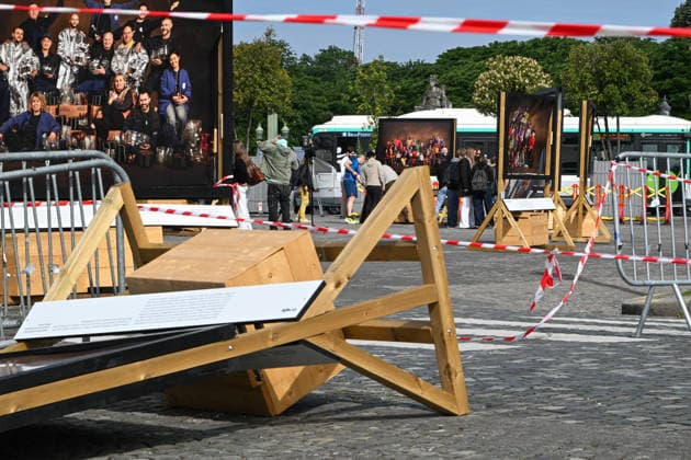 Violence following the Bayern PSG match Yann Arthus Bertrands exhibition on living together was vandalized at Place de la Concorde Volunteers are helping him put everything back in place The photographer apologized on social networks for seeing his panels littering the ground, before thanking the volunteers who came to help him put them back in place on Thursday morning 07 05 2026 Paris, FRANCE Lionel Urman Bestimage Violence following the Bayern PSG match Yann Arthus Bertrands exhibition on living together was vandalized at Place de la Concorde Volunteers are helping him put everything back in place The photographer expressed his dismay on social media at seeing his display panels strewn across the ground He went on to thank the volunteer  Copyright: xLIONELxURMANxx xBESTIMAGExLIONELxURMANxx xBESTIMAGEx