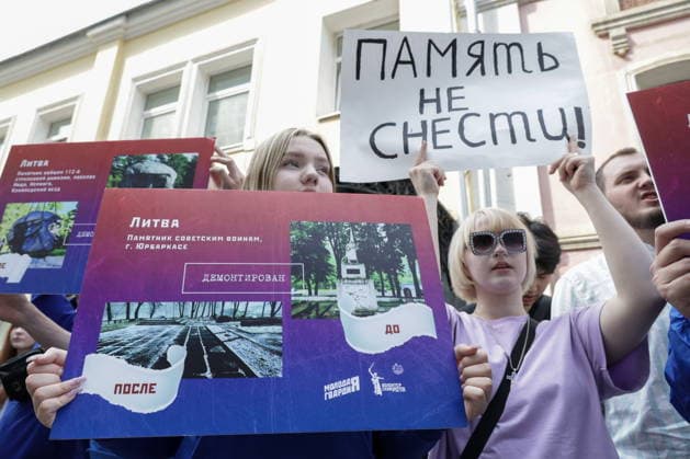 RUSSIA, MOSCOW - MAY 7, 2026: Members of the Young Guard of United Russia take part in an event titled You Cannot Cancel Truth and Memory! in front of the Lithuanian Embassy Moscow Russia  - ZUMAt113 20260507_zaa_t113_101 Copyright: xMikhailxSinitsynx