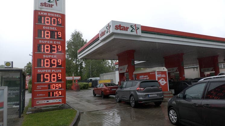 Rush on German filling stations Ð images rarely seen in Germany Petrol prices plummeted on Thursday shortly before the 12 oclock rule Diesel cost just Ä1.81 in Chemnitz Super E10 was only Ä1.83 Diesel had been cheaper than petrol for a long time Numerous drivers