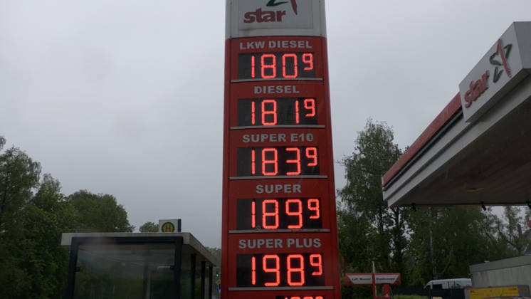 Rush on German filling stations Ð images rarely seen in Germany Petrol prices plummeted on Thursday shortly before the 12 oclock rule Diesel cost just Ä1.81 in Chemnitz Super E10 was only Ä1.83 Diesel had been cheaper than petrol for a long time Numerous drivers