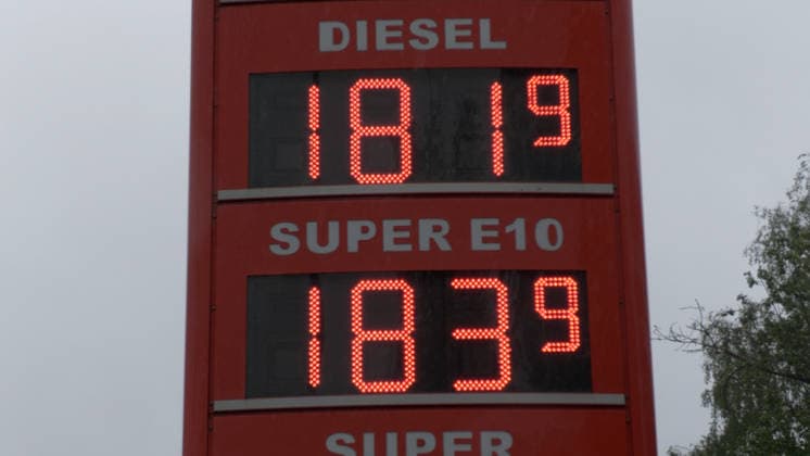 Rush on German filling stations Ð images rarely seen in Germany Petrol prices plummeted on Thursday shortly before the 12 oclock rule Diesel cost just Ä1.81 in Chemnitz Super E10 was only Ä1.83 Diesel had been cheaper than petrol for a long time Numerous drivers