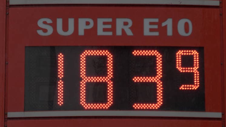 Rush on German filling stations Ð images rarely seen in Germany Petrol prices plummeted on Thursday shortly before the 12 oclock rule Diesel cost just Ä1.81 in Chemnitz Super E10 was only Ä1.83 Diesel had been cheaper than petrol for a long time Numerous drivers