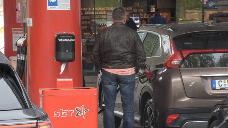 Rush on German filling stations Ð images rarely seen in Germany Petrol prices plummeted on Thursday shortly before the 12 oclock rule Diesel cost just Ä1.81 in Chemnitz Super E10 was only Ä1.83 Diesel had been cheaper than petrol for a long time Numerous drivers