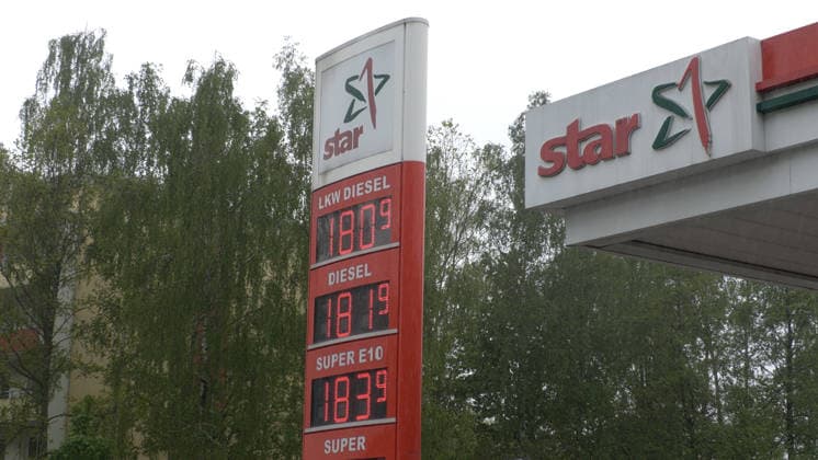 Rush on German filling stations Ð images rarely seen in Germany Petrol prices plummeted on Thursday shortly before the 12 oclock rule Diesel cost just Ä1.81 in Chemnitz Super E10 was only Ä1.83 Diesel had been cheaper than petrol for a long time Numerous drivers