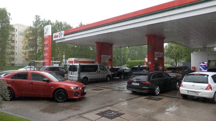 Rush on German filling stations Ð images rarely seen in Germany Petrol prices plummeted on Thursday shortly before the 12 oclock rule Diesel cost just Ä1.81 in Chemnitz Super E10 was only Ä1.83 Diesel had been cheaper than petrol for a long time Numerous drivers
