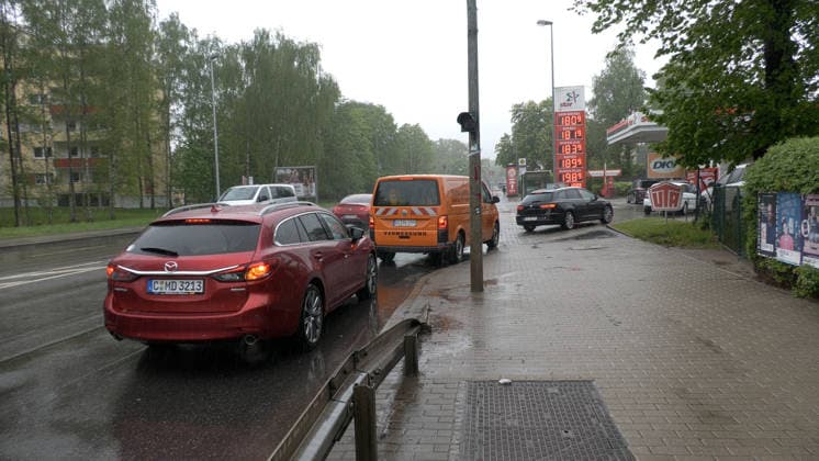 Rush on German filling stations Ð images rarely seen in Germany Petrol prices plummeted on Thursday shortly before the 12 oclock rule Diesel cost just Ä1.81 in Chemnitz Super E10 was only Ä1.83 Diesel had been cheaper than petrol for a long time Numerous drivers