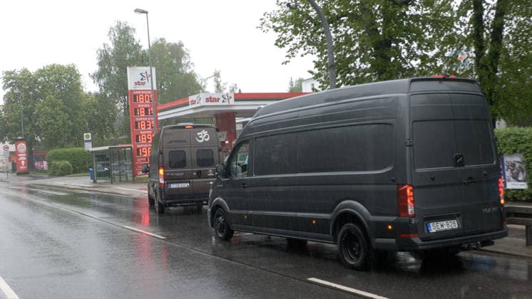 Rush on German filling stations Ð images rarely seen in Germany Petrol prices plummeted on Thursday shortly before the 12 oclock rule Diesel cost just Ä1.81 in Chemnitz Super E10 was only Ä1.83 Diesel had been cheaper than petrol for a long time Numerous drivers