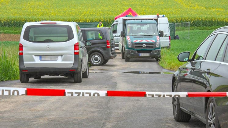 Womans body discovered in car in Bad Rappenau Passers-by find womans body in parked vehicle on dirt road in Bad Rappenau in Heilbronn district Police suspect homicide Forensics and detectives at crime scene Womans body discovered in car in Bad Rappenau Passers-by find woman Copyright: xJulianxBuchnerx xEinsatzReport24x