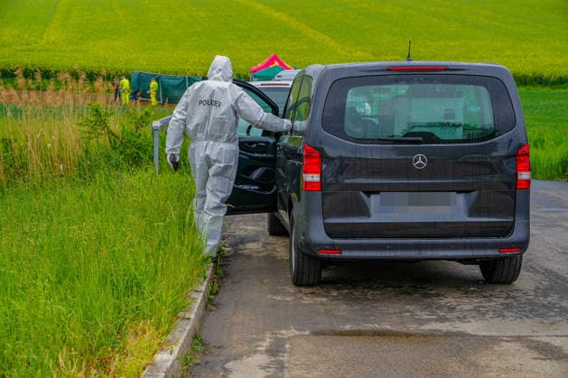 Womans body discovered in car in Bad Rappenau Passers-by find womans body in parked vehicle on dirt road in Bad Rappenau in Heilbronn district Police suspect homicide Forensics and detectives at crime scene Womans body discovered in car in Bad Rappenau Passers-by find woman Copyright: xJulianxBuchnerx xEinsatzReport24x