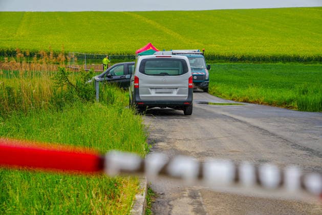 Womans body discovered in car in Bad Rappenau Passers-by find womans body in parked vehicle on dirt road in Bad Rappenau in Heilbronn district Police suspect homicide Forensics and detectives at crime scene Womans body discovered in car in Bad Rappenau Passers-by find woman Copyright: xJulianxBuchnerx xEinsatzReport24x