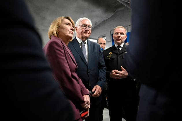 Mr Frank-Walter Steinmeier, President of the Federal Republic of Germany (C) and Mrs Elke Büdenbender visits the Merihaka civil defence shelter in Helsinki, Finland on May 7, 2026. - MIKKO STIG Helsinki Finland  Copyright: xMikkoxStigx CBlyw36m9Cg
