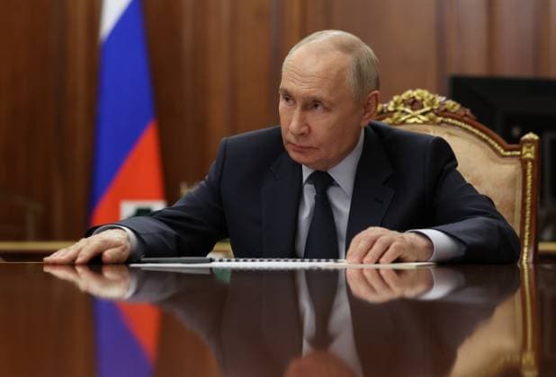 Russia Putin 9159206 07.05.2026 Russian President Vladimir Putin meets with Rostec State Corporation CEO Sergei Chemezov at the Kremlin in Moscow, Russia. Mikhail Metzel Sputnik Moscow Russia  Copyright: xMikhailxMetzelx