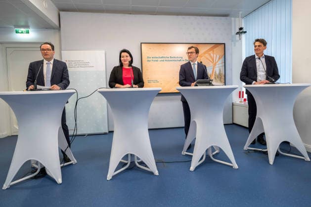 20260507 Pressekonferenz Wirtschaftsfaktoren Wald und Holz mit dem Bundesminister WIEN, OESTERREICH - MAI 7: Bundesminister fuer Land- und Forstwirtschaft, Klima- und Umweltschutz, Regionen und Wasserwirtschaft Norbert Totschnig (OeVP), Studienautorin und geschaeftsuehrende Gesellschafterin Anna Kleissner (Ecomed GmbH), Vorsitzender Konrad Mylius (Kooperationsplattform Forst Holz Papier) und Vorsitzender Markus Schmölzer (Oesterreichische Saegeindustrie) bei der Pressekonferenz - Wirtschaftsfaktoren Wald und Holz mit dem Bundesminister in der Stubenbastei am 7. Mai 2026 in Wien, Oesterreich. 260507_SEPA_10_001 Copyright: xMichaelxIndrax SEPAxMedia