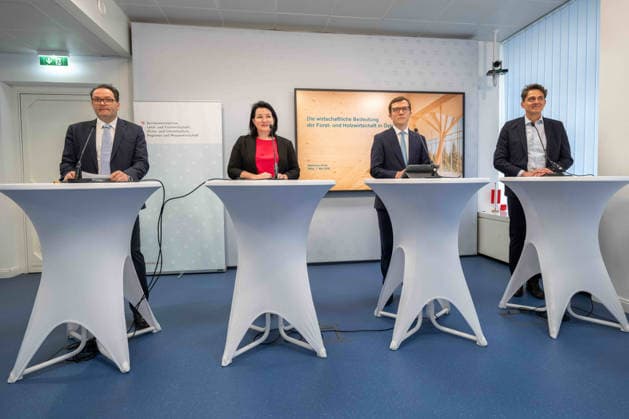 20260507 Pressekonferenz Wirtschaftsfaktoren Wald und Holz mit dem Bundesminister WIEN, OESTERREICH - MAI 7: Bundesminister fuer Land- und Forstwirtschaft, Klima- und Umweltschutz, Regionen und Wasserwirtschaft Norbert Totschnig (OeVP), Studienautorin und geschaeftsuehrende Gesellschafterin Anna Kleissner (Ecomed GmbH), Vorsitzender Konrad Mylius (Kooperationsplattform Forst Holz Papier) und Vorsitzender Markus Schmölzer (Oesterreichische Saegeindustrie) bei der Pressekonferenz - Wirtschaftsfaktoren Wald und Holz mit dem Bundesminister in der Stubenbastei am 7. Mai 2026 in Wien, Oesterreich. 260507_SEPA_10_012 Copyright: xMichaelxIndrax SEPAxMedia