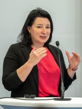 20260507 Pressekonferenz Wirtschaftsfaktoren Wald und Holz mit dem Bundesminister WIEN, OESTERREICH - MAI 7: Studienautorin und geschaeftsuehrende Gesellschafterin Anna Kleissner (Ecomed GmbH) bei der Pressekonferenz - Wirtschaftsfaktoren Wald und Holz mit dem Bundesminister in der Stubenbastei am 7. Mai 2026 in Wien, Oesterreich. 260507_SEPA_10_022 Copyright: xMichaelxIndrax SEPAxMedia