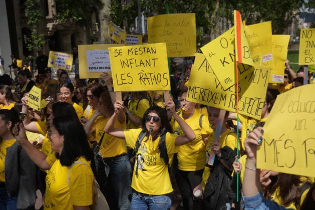 Demonstration of educational unions for the daycare strike in Barcelona Teachers demonstrating during a rally of educational unions for the daycare strike, on May 7, 2026, in Barcelona, Catalonia Spain This May 7, 2026, educational unions demonstrate in Paseo de Gracia in Barcelona They demand to reduce ratios, improve salaries and guarantee the educational couple in daycare centers It is the first of 17 days of protest in Catalonia to denounce the abandonment of the sector and demand a public model 07 MAY 2026 Spain  Copyright: xDavidxZorrakinox 7505799