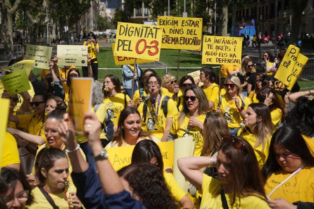 Demonstration of educational unions for the daycare strike in Barcelona Teachers demonstrating during a rally of educational unions for the daycare strike, on May 7, 2026, in Barcelona, Catalonia Spain This May 7, 2026, educational unions demonstrate in Paseo de Gracia in Barcelona They demand to reduce ratios, improve salaries and guarantee the educational couple in daycare centers It is the first of 17 days of protest in Catalonia to denounce the abandonment of the sector and demand a public model 07 MAY 2026 Spain  Copyright: xDavidxZorrakinox 7505800