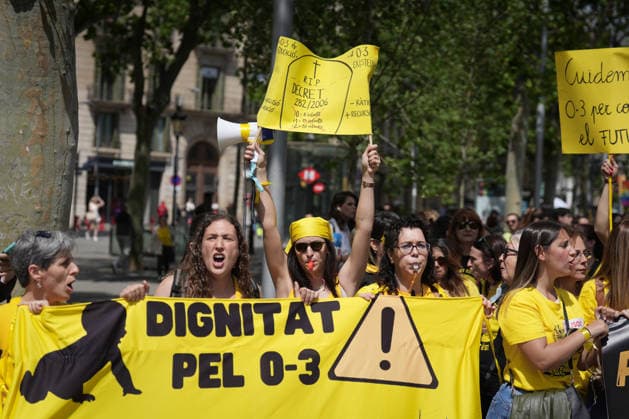 Demonstration of educational unions for the daycare strike in Barcelona Teachers demonstrating during a rally of educational unions for the daycare strike, on May 7, 2026, in Barcelona, Catalonia Spain This May 7, 2026, educational unions demonstrate in Paseo de Gracia in Barcelona They demand to reduce ratios, improve salaries and guarantee the educational couple in daycare centers It is the first of 17 days of protest in Catalonia to denounce the abandonment of the sector and demand a public model 07 MAY 2026 Spain  Copyright: xDavidxZorrakinox 7505808