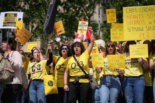Demonstration of educational unions for the daycare strike in Barcelona Teachers demonstrating during a rally of educational unions for the daycare strike, on May 7, 2026, in Barcelona, Catalonia Spain This May 7, 2026, educational unions demonstrate in Paseo de Gracia in Barcelona They demand to reduce ratios, improve salaries and guarantee the educational couple in daycare centers It is the first of 17 days of protest in Catalonia to denounce the abandonment of the sector and demand a public model 07 MAY 2026 Spain  Copyright: xDavidxZorrakinox 7505809