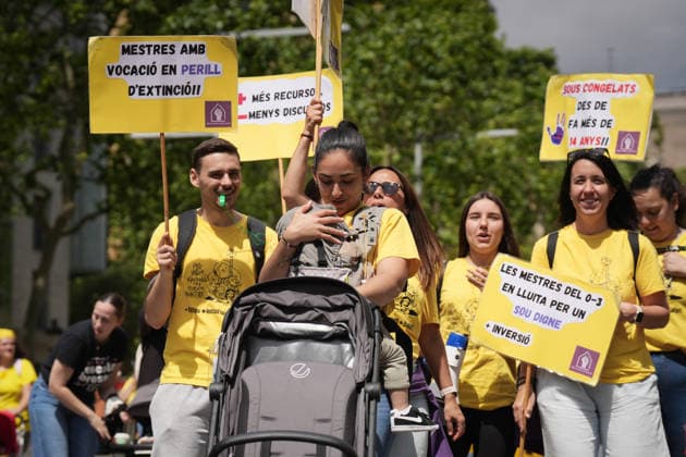 Demonstration of educational unions for the daycare strike in Barcelona Teachers demonstrating during a rally of educational unions for the daycare strike, on May 7, 2026, in Barcelona, Catalonia Spain This May 7, 2026, educational unions demonstrate in Paseo de Gracia in Barcelona They demand to reduce ratios, improve salaries and guarantee the educational couple in daycare centers It is the first of 17 days of protest in Catalonia to denounce the abandonment of the sector and demand a public model 07 MAY 2026 Spain  Copyright: xDavidxZorrakinox 7505814
