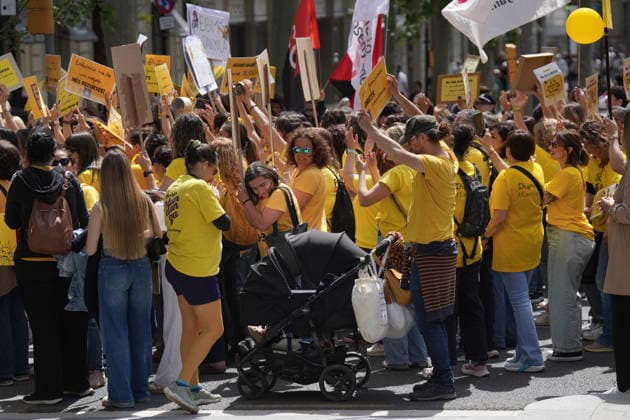 Demonstration of educational unions for the daycare strike in Barcelona Teachers demonstrating during a rally of educational unions for the daycare strike, on May 7, 2026, in Barcelona, Catalonia Spain This May 7, 2026, educational unions demonstrate in Paseo de Gracia in Barcelona They demand to reduce ratios, improve salaries and guarantee the educational couple in daycare centers It is the first of 17 days of protest in Catalonia to denounce the abandonment of the sector and demand a public model 07 MAY 2026 Spain  Copyright: xDavidxZorrakinox 7505815