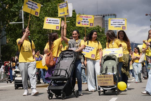 Demonstration of educational unions for the daycare strike in Barcelona Teachers demonstrating during a rally of educational unions for the daycare strike, on May 7, 2026, in Barcelona, Catalonia Spain This May 7, 2026, educational unions demonstrate in Paseo de Gracia in Barcelona They demand to reduce ratios, improve salaries and guarantee the educational couple in daycare centers It is the first of 17 days of protest in Catalonia to denounce the abandonment of the sector and demand a public model 07 MAY 2026 Spain  Copyright: xDavidxZorrakinox 7505813