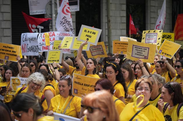 Demonstration of educational unions for the daycare strike in Barcelona Teachers demonstrating during a rally of educational unions for the daycare strike, on May 7, 2026, in Barcelona, Catalonia Spain This May 7, 2026, educational unions demonstrate in Paseo de Gracia in Barcelona They demand to reduce ratios, improve salaries and guarantee the educational couple in daycare centers It is the first of 17 days of protest in Catalonia to denounce the abandonment of the sector and demand a public model 07 MAY 2026 Spain  Copyright: xDavidxZorrakinox 7505816