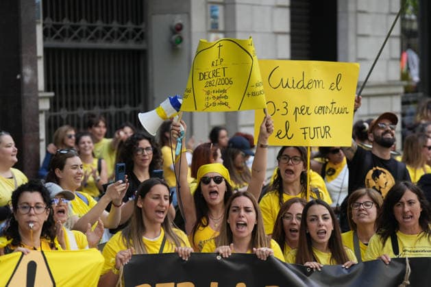 Demonstration of educational unions for the daycare strike in Barcelona Teachers demonstrating during a rally of educational unions for the daycare strike, on May 7, 2026, in Barcelona, Catalonia Spain This May 7, 2026, educational unions demonstrate in Paseo de Gracia in Barcelona They demand to reduce ratios, improve salaries and guarantee the educational couple in daycare centers It is the first of 17 days of protest in Catalonia to denounce the abandonment of the sector and demand a public model 07 MAY 2026 Spain  Copyright: xDavidxZorrakinox 7505819