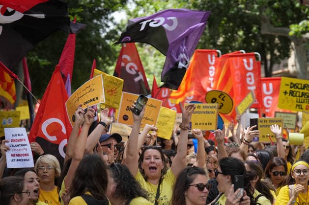 Demonstration of educational unions for the daycare strike in Barcelona Teachers demonstrating during a rally of educational unions for the daycare strike, on May 7, 2026, in Barcelona, Catalonia Spain This May 7, 2026, educational unions demonstrate in Paseo de Gracia in Barcelona They demand to reduce ratios, improve salaries and guarantee the educational couple in daycare centers It is the first of 17 days of protest in Catalonia to denounce the abandonment of the sector and demand a public model 07 MAY 2026 Spain  Copyright: xDavidxZorrakinox 7505821