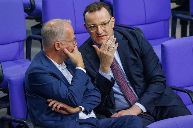 Jens Spahn CDU and Matthias Miersch SPD in the German Bundestag on 07 05 26 in Berlin Berlin Berlin Germany Bundestag