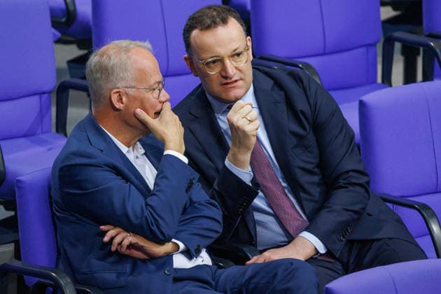 Jens Spahn CDU and Matthias Miersch SPD in the German Bundestag on 07 05 26 in Berlin Berlin Berlin Germany Bundestag