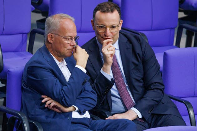 Jens Spahn CDU and Matthias Miersch SPD in the German Bundestag on 07 05 26 in Berlin Berlin Berlin Germany Bundestag
