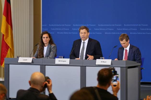 Berlin, Germany, 07 05 2026 Ministry of Finance Announcement of the results of the tax estimate for 2026 to 2030 L R Press spokeswoman Alma Laiadhi, Federal Minister of Finance Lars Klingbeil SPD , State Secretary Steffen Meyer Copyright: xdtsxNachrichtenagenturx dts_118187