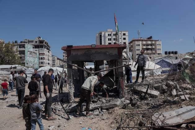 RECORD DATE NOT STATED Palestinians inspect a security checkpoint after it was bombed by Israeli aircraft west of Gaza City. (INT) Palestinians inspect a security checkpoint after it was bombed by Israeli aircraft west of Gaza City. May 7, 2026, Gaza, Palestine: The Hamas-run Interior Ministry announced that the airstrike killed three police officers and seriously wounded a fourth. Credit: Hashem Zimmo Thenews2(Foto: Hashem Zimmo Thenews2 imago images) Palestinians inspect a security checkpoint after it was bombed by Israeli aircraft west of Gaza City.  Copyright: xHashemxZimmox