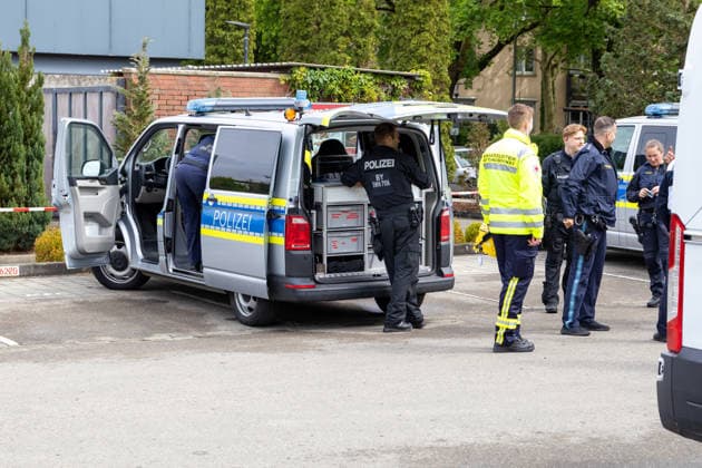 Germany, Bavaria, Augsburg, Pfersee May 7, 2026: Major police operation in the area of Ulrich-Schwarz-Straße in Augsburg Pfersee. Police and emergency medical services are coordinating the ongoing operation using several emergency vehicles.