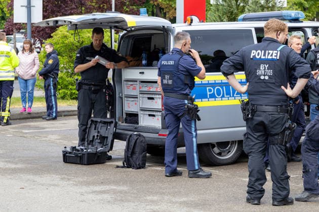 Germany, Bavaria, Augsburg, Pfersee May 7, 2026: Major police operation in the area of Ulrich-Schwarz-Straße in Augsburg Pfersee. Police officers are setting up technical equipment and what appears to be a drone on the emergency vehicle.