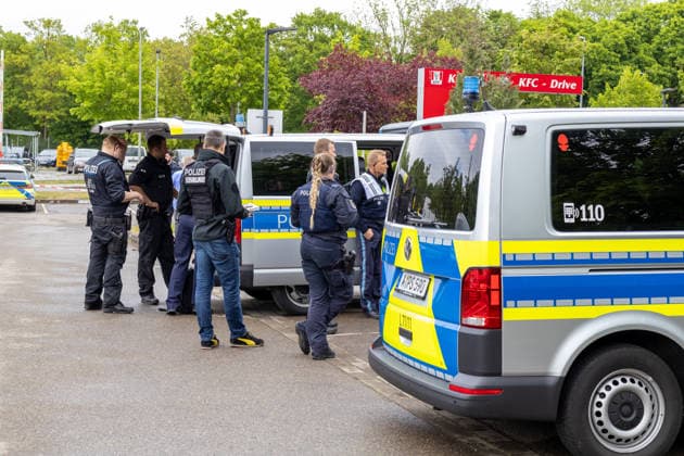 Germany, Bavaria, Augsburg, Pfersee May 7, 2026: Major police operation in the area of Ulrich-Schwarz-Straße in Augsburg Pfersee. Several police officers are coordinating the ongoing operation alongside emergency vehicles on site.