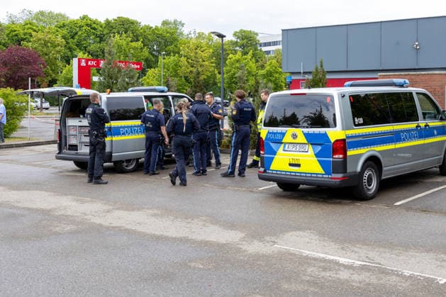 Germany, Bavaria, Augsburg, Pfersee May 7, 2026: Major police operation in the area of Ulrich-Schwarz-Straße in Augsburg Pfersee. Several police officers are coordinating the ongoing operation alongside emergency vehicles on site.