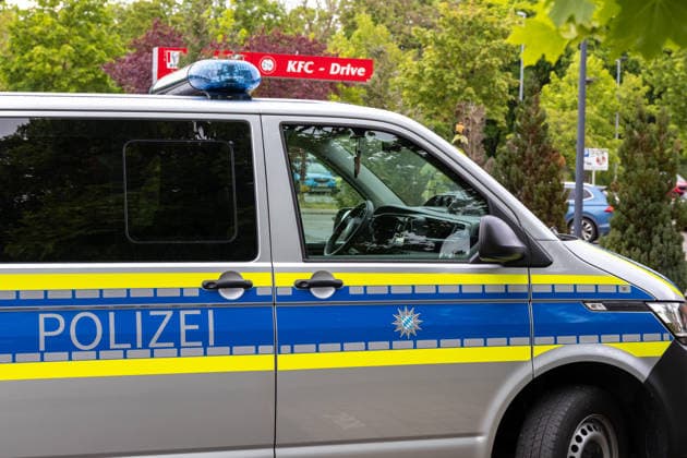 Germany, Bavaria, Augsburg, Pfersee May 7, 2026: Major police operation in the area of Ulrich-Schwarz-Straße in Augsburg Pfersee. A police vehicle stands by near the scene while the operation is underway.