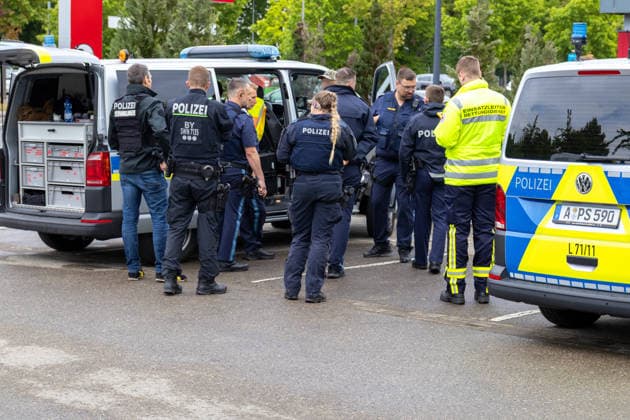 Germany, Bavaria, Augsburg, Pfersee May 7, 2026: Major police operation in the area of Ulrich-Schwarz-Straße in Augsburg Pfersee. Several police officers are coordinating the ongoing operation alongside emergency vehicles on site.