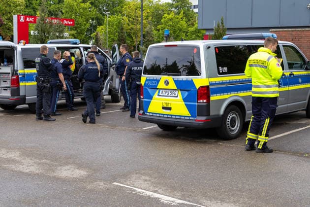 Germany, Bavaria, Augsburg, Pfersee May 7, 2026: Major police operation in the area of Ulrich-Schwarz-Straße in Augsburg Pfersee. Several police officers are coordinating the ongoing operation alongside emergency vehicles on site.