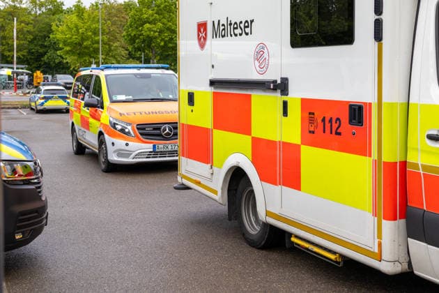 Germany, Bavaria, Augsburg, Pfersee May 7, 2026: Major police operation in the area of Ulrich-Schwarz-Straße in Augsburg Pfersee. Emergency medical services and police vehicles are on standby at the scene as the operation is underway.