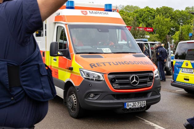 Germany, Bavaria, Augsburg, Pfersee May 7, 2026: Major police operation in the area of Ulrich-Schwarz-Straße in Augsburg Pfersee. Emergency medical services and police are on the scene with several emergency vehicles.