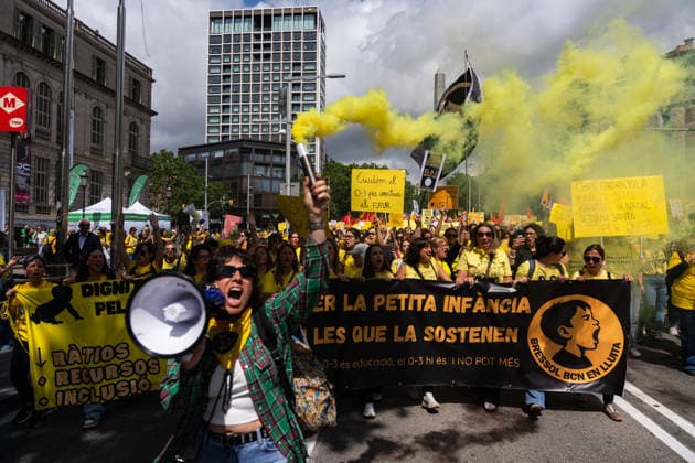 May 7, 2026, Barcelona, Barcelona, Spain: Teachers and educators of the 0-3 sector protest in Barcelona during a strike to demand better working conditions and lower student-to-teacher ratios. The demonstration, called by major unions, calls for more investment in the Catalan public nursery school system, Escoles Bressol Barcelona Spain  - ZUMAa239 20260507_zip_a239_012 Copyright: xMarcxAsensioxClupesx