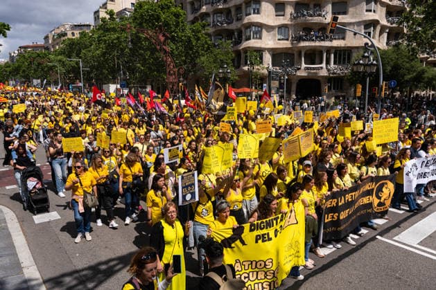 May 7, 2026, Barcelona, Barcelona, Spain: Teachers and educators of the 0-3 sector protest in Barcelona during a strike to demand better working conditions and lower student-to-teacher ratios. The demonstration, called by major unions, calls for more investment in the Catalan public nursery school system, Escoles Bressol Barcelona Spain  - ZUMAa239 20260507_zip_a239_001 Copyright: xMarcxAsensioxClupesx