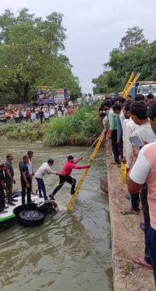 RECORD DATE NOT STATED Local residents rescue laborers after a bus carrying workers plunges into a canal in Kanpur Kanpur, May 07 (ANI): Local residents rescue laborers after a bus carrying workers plunges into a canal, in Kanpur on Thursday. Rescue operations underway. Kanpur Uttar Pradesh India Copyright: xANIx ANI_20260507112